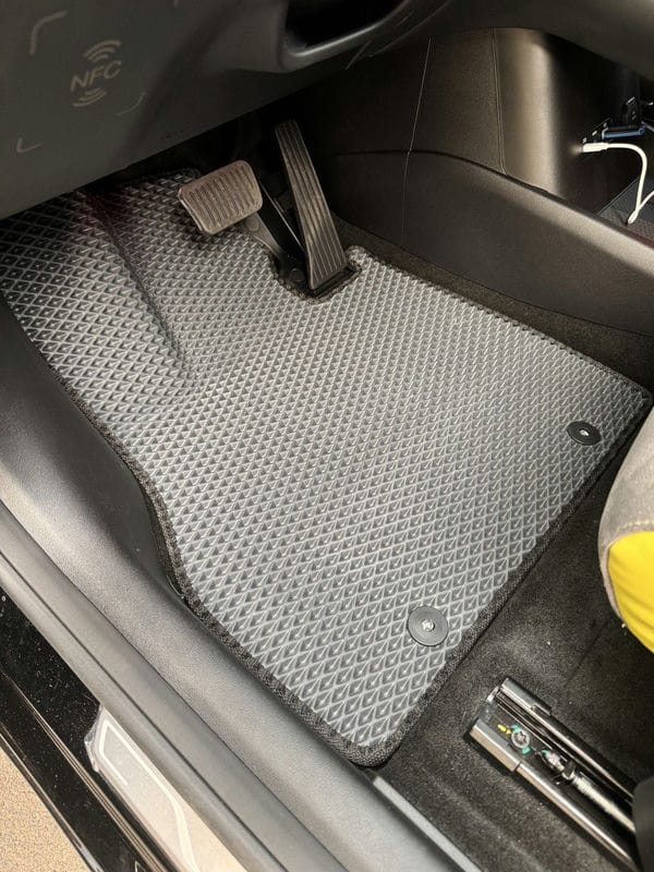 Авто килимки: невидимий фронт боротьби за чистоту вашого салону