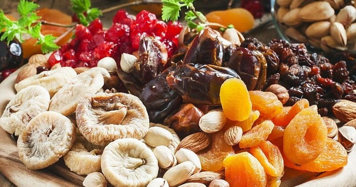 Сухофрукти: чому висушений продукт іноді корисніший за свіжий, а іноді — навпаки